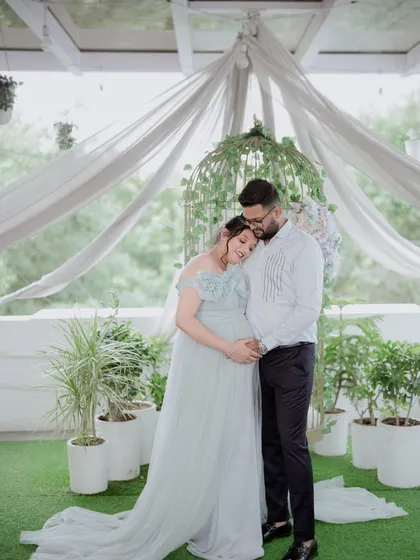 A sweet and intimate couple's moment. Our flowy gowns are perfect for partner shots, allowing for close, comfortable poses that celebrate your connection.