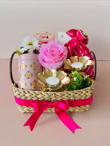 A full view of the pink-themed Kauna basket hamper. The combination of pink and gold creates a very elegant and festive look.