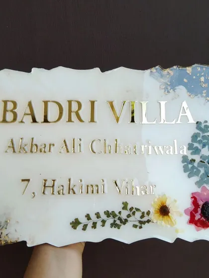 A close up shot of the nameplate, highlighting the clarity of the resin and the beautiful arrangement of the flowers.