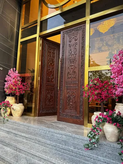 I transformed this grand entrance in Vrindavan with vibrant, high-quality faux bougainvillea and cherry blossoms. This setup creates a stunning welcome for guests and is perfect for spaces where real plants might not survive.