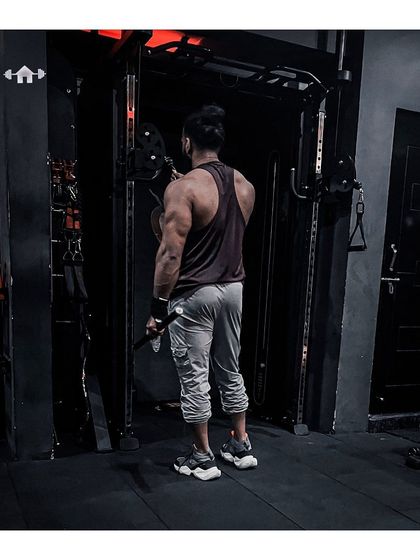 Back to the routine. Another angle of the tricep pushdown, showing the focus required to isolate the muscle.