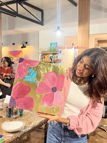 That feeling when you finish your painting and it looks this good. This participant is showing off her stunning gold leaf creation, and we are so here for it. The shimmer, the colors, everything is a vibe.