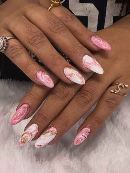 A beautiful pink and white marble design. The addition of gold foil flakes within the marble pattern adds a touch of luxury and dimension to this elegant set.