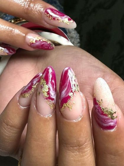 A beautiful magenta and gold foil marble design. The gold flakes add a touch of luxury to this artistic set.