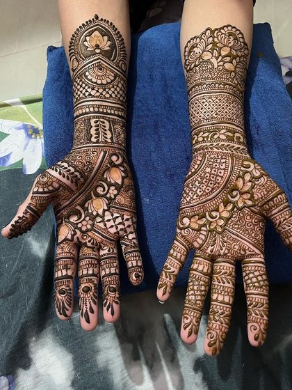 This design shows a wonderful contrast between dense patterns on the fingers and more open, flowing designs on the palm. The lotus dome on the wrist ties it all together.