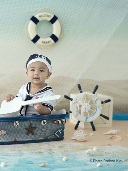 The full nautical setup, including a ship's wheel, shells, and a fishing net, creating a complete seaside scene in our studio.