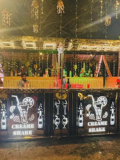 My live mocktail and shake counter, fully equipped and lit for an evening party. I offer a variety of refreshing, non-alcoholic beverages to ensure every guest has a special drink in hand.