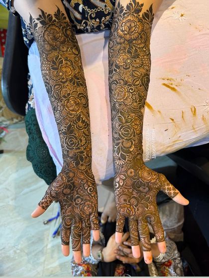 A classic, full-coverage bridal mehendi. The combination of roses, leaves, and fine-line fillers gives the hands a very rich and elegant appearance.