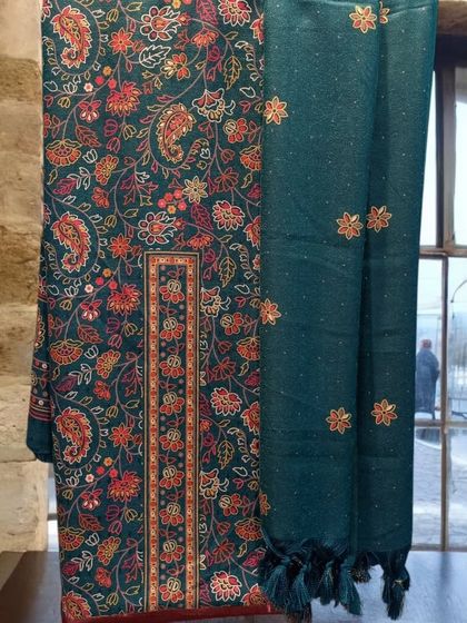 This teal pashmina suit set comes with a beautifully printed kurta fabric and a matching shawl with delicate embroidery.