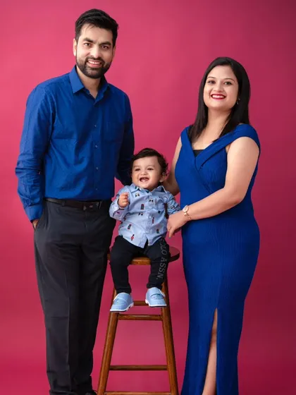 Another take on the vibrant family portrait, this time with the little one seated on a stool, creating a classic and balanced composition.