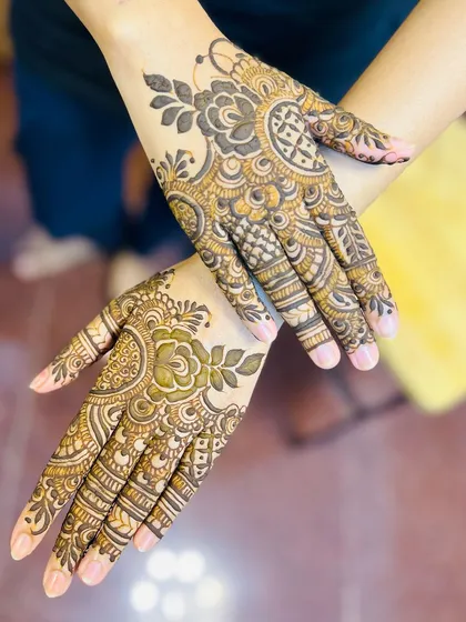 A stylish and minimal design that combines elements of Arabic and Indian mehendi for a unique look.