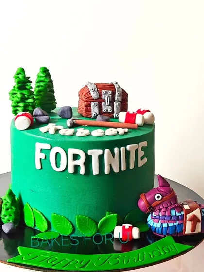 Another view of the detailed Fortnite cake, showing the handcrafted fondant elements that bring the gaming world to life.
