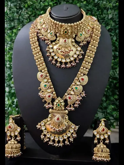 This is a classic temple jewellery bridal set, complete with a choker, a matching rani haar, and jhumkas. It’s perfect for achieving that timeless and regal South Indian bridal look.