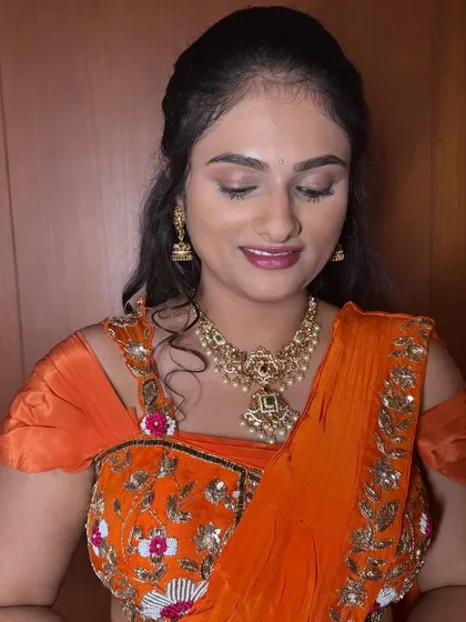 A soft and subtle makeup look for Rekha. The neutral eyeshadow and soft pink lip create an understated elegance that is perfect for any pre-wedding event.