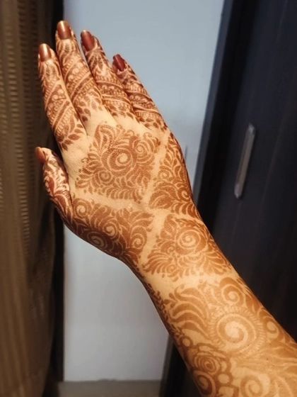Another example of a fantastic henna stain. The design is clear and the color is deep and rich.