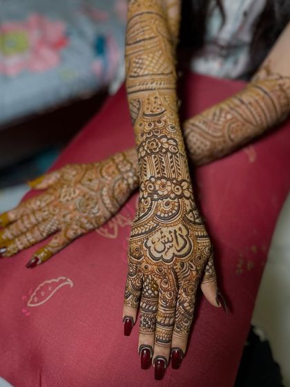 This bridal design incorporates personalized calligraphy, a popular request for modern brides. The intricate patterns surround the name, making it a unique and personal piece of art.