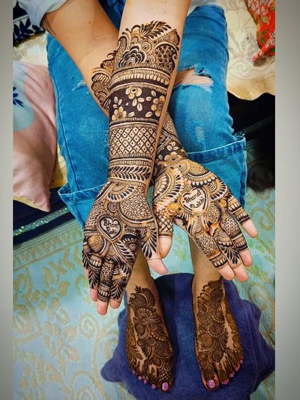 This image shows the full bridal package, with intricate mehandi on both the hands and feet.