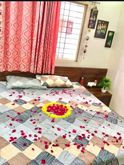 A simple and sweet welcome decoration. I use fresh flower petals to create beautiful patterns on the floor or bed, perfect for welcoming a newlywed couple or a new baby home.
