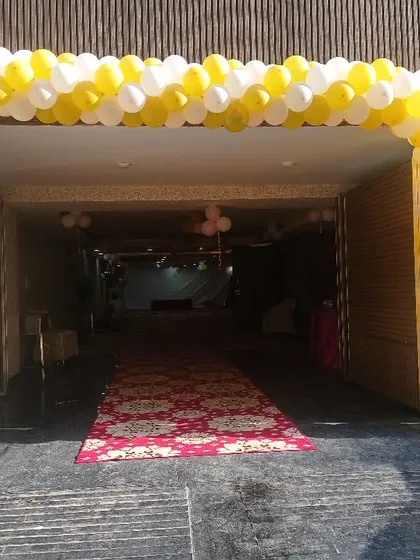 A simple and classic yellow and white balloon arch for an entrance. This is a cost-effective way to make any event space feel more festive and welcoming.