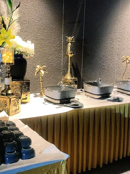 For this event, I worked with a black, gold, and white theme chosen by the client. I can customize the decor, including crockery and chafing dishes, to match your vision perfectly.