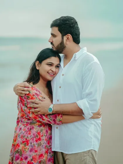 A comforting hug with the sound of the waves in the background. This photo of Akshata and Sidhant shows the warmth and safety they find in each other's arms.