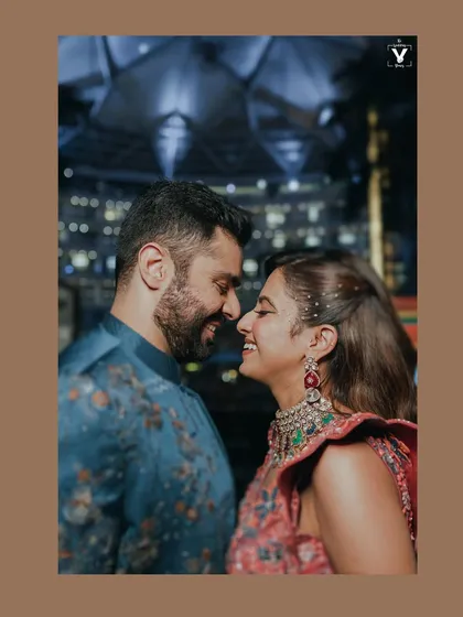 A close-up portrait filled with happiness and affection. The city lights in the background create a beautiful bokeh effect, adding a touch of magic to this nighttime shot.