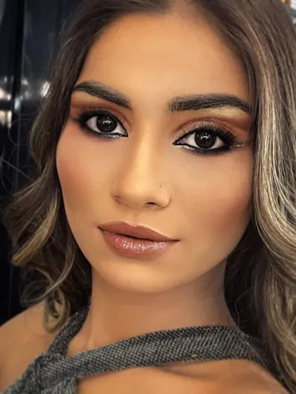 This bronzed, earthy makeup look is perfect for a sangeet or reception. The warm tones on the eyes are paired with defined, separated lashes that make the eyes look bigger and brighter.