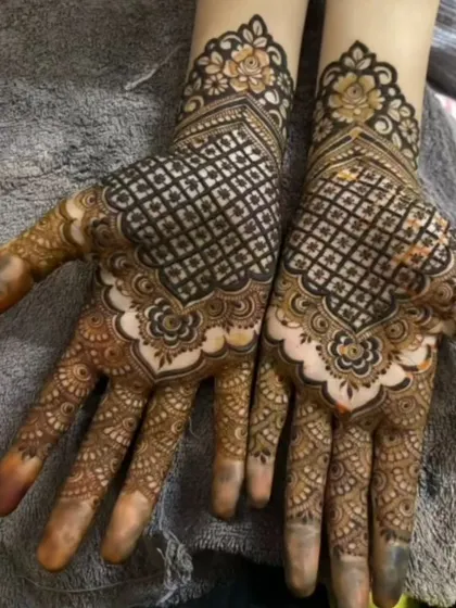 This is what I call 'dillwalimehendi'. A classic design with a checkered pattern on the palm, surrounded by delicate floral and paisley motifs.