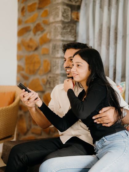 Sharing a laugh while watching TV. This is the kind of everyday magic I love to capture, moments that are simple, real, and full of love.