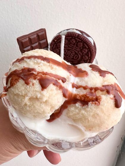 A top-down look at the vanilla ice cream sundae candle. The detail on the wax embeds makes this a truly unique and eye-catching decorative piece.