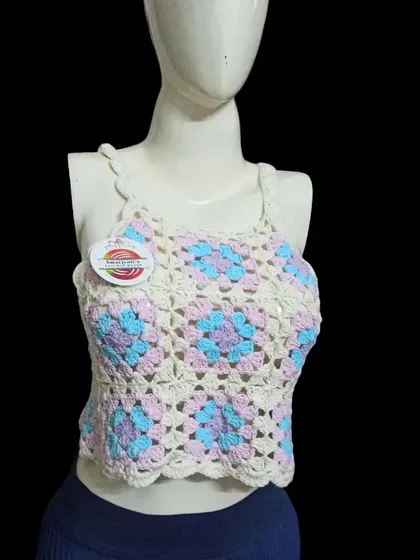 This granny square crop top is a classic and always in style. I made this piece with soft cotton yarn in pretty pastel colors, perfect for a summer day. The scalloped edges and simple straps make it both comfortable and trendy.