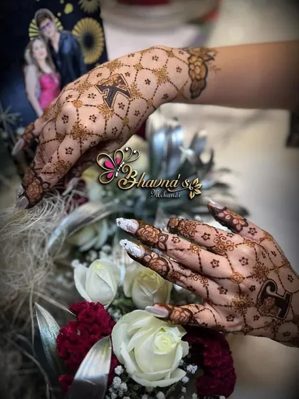 A delicate and beautiful net or 'jaal' design on the back of the hands. This style is timelessly elegant and perfect for an engagement or as a guest at a wedding.