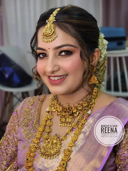 Nidhi's happy smile shows how confident and beautiful she felt. The temple jewellery and lavender saree create a unique and elegant combination.