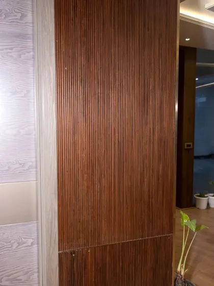 This deep-textured natural veneer has a depth of 1.8mm, giving it the authentic feel of real, solid wood. Here it's used as a pillar covering, adding a rich, tactile element.