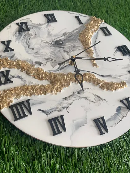 A look at one of my geode-style wall clocks. This piece combines a classic white and grey marble effect with a striking band of gold crystals. The black Roman numerals add a touch of modern elegance, making it a perfect statement piece for any room.