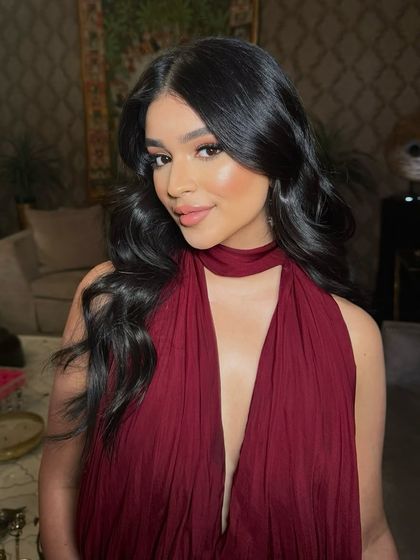 Glossy, snatched, and ready for her event. This look is all about combining flawless skin with soft, defined eyes and bronzed cheeks for a result that is both polished and effortlessly beautiful.