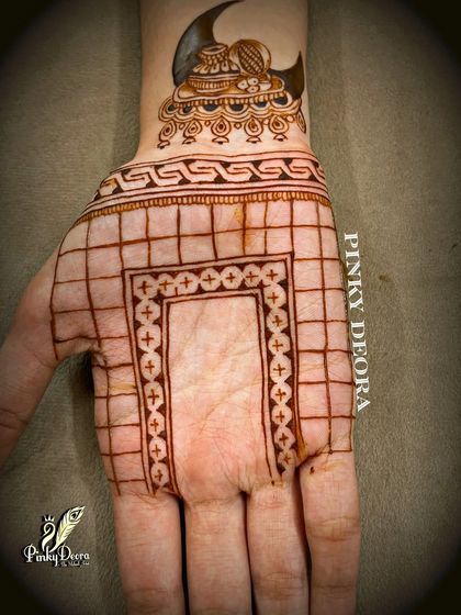 A minimalist Karwa Chauth design. This shows that even simple grids and a small motif of a couple on the moon can create a beautiful and meaningful design.