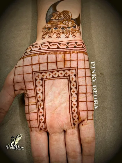A minimalist Karwa Chauth design. This shows that even simple grids and a small motif of a couple on the moon can create a beautiful and meaningful design.