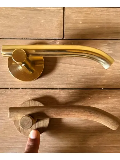Architecture is where you physically connect with a space. This custom-made solid brass lever handle was designed for tactile comfort. With eyes closed, it feels just right, a small but essential part of the home's story.