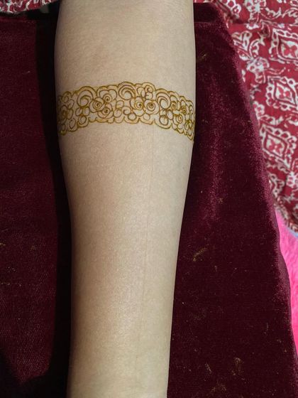 The very first step in creating an Indian design band. We start with a simple floral outline.