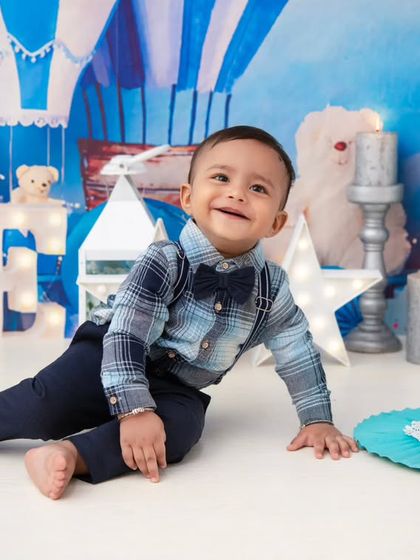 Before the cake! I always take some clean portraits before the smashing begins. This little gentleman looks so dapper in his bow tie and suspenders.