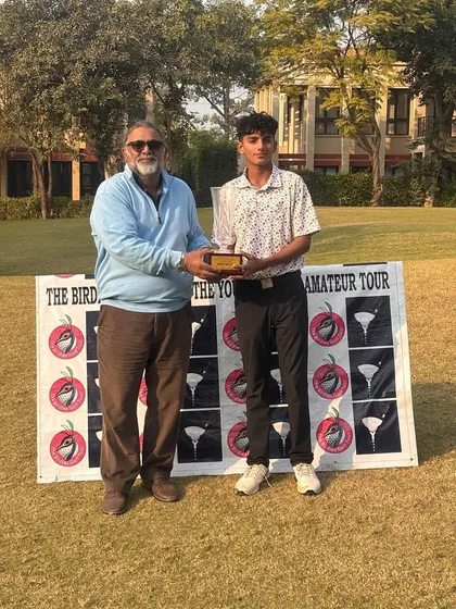 Zoravar Toor receives his 1st position trophy at the Mixed Winter Match Play.