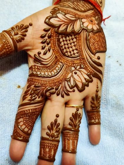 A beautiful Indo-Arabic design with lotus and floral motifs. The combination of bold and fine lines gives it a rich, textured look.