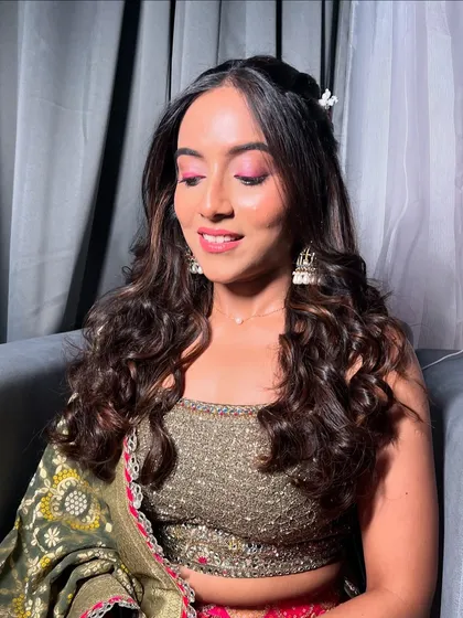 Another angle of this glamorous Mehendi look, perfect for the modern bride.