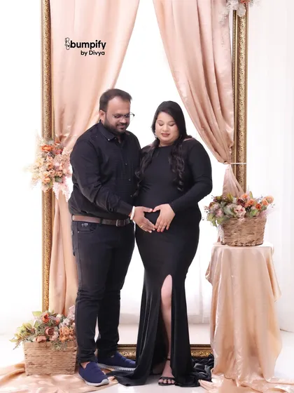A beautiful couple's portrait using our large mirror frame and floral props. The heart shape their hands make on the bump is a classic and sweet touch.