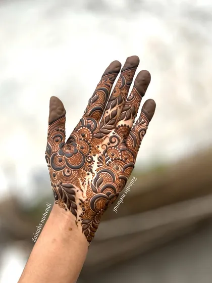 Another angle of my self-henna, showing the details on the palm and fingers.