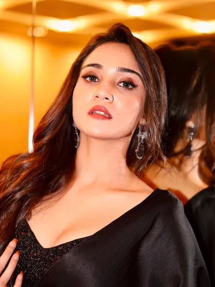 A classic desi girl look for the lovely Ashi Singh. The winged eyeliner and orange-toned lip give a fresh and youthful feel.
