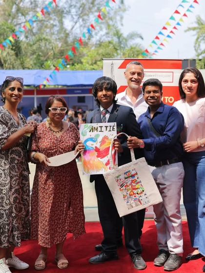 Winners of a competition proudly pose with their prizes and our directors at the Francophonie Mela. It's a moment of achievement and recognition, highlighting the interactive fun of our cultural festivals.
