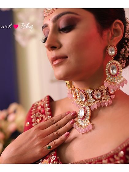 Another view of this timeless Polki choker. It's a versatile piece that can be styled for a variety of occasions, from your engagement to the main wedding day, always adding a touch of elegance.