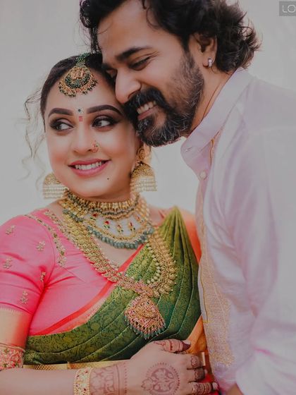 A beautiful portrait of Pearle and Srinish at their Valaikappu. The drape is designed to be both beautiful and comfortable for the mom-to-be.